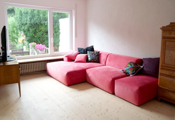 Wohnzimmer mit Sofa und Blick in den Garten