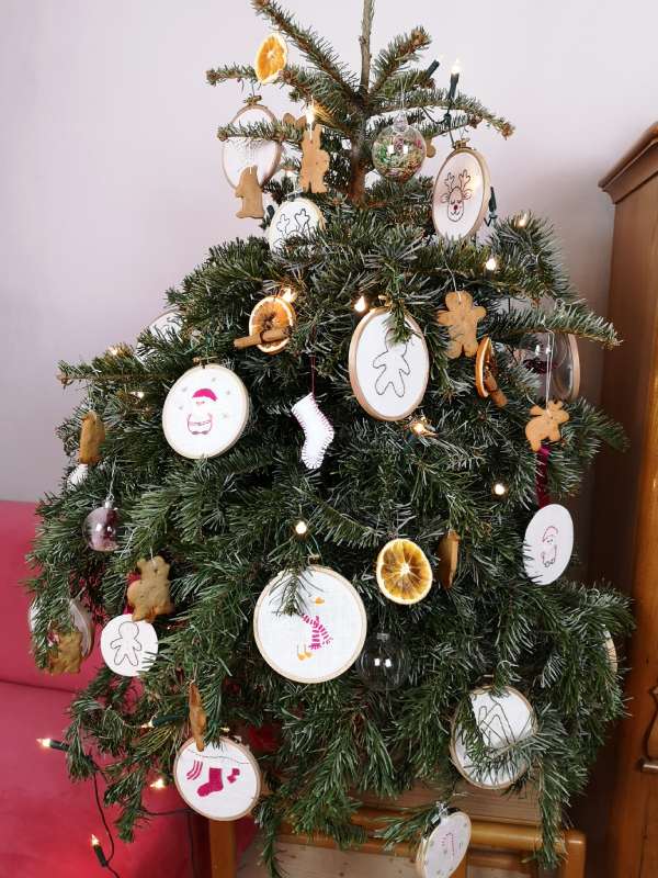 mit Stickereien geschmückter Weihnachtsbaum